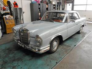 Image 2/50 de Mercedes-Benz 220 SE b (1963)