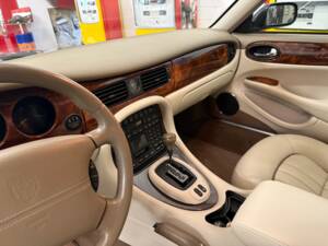 Image 8/17 of Jaguar XK8 4.2 (2000)