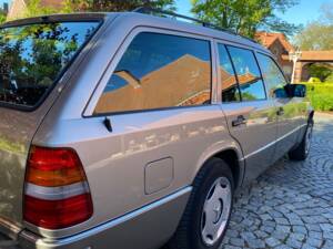 Bild 3/33 von Mercedes-Benz E 200 T (1994)