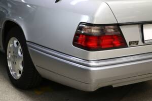 Immagine 39/43 di Mercedes-Benz E 200 (1994)