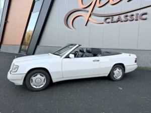 Image 5/36 of Mercedes-Benz E 200 (1994)
