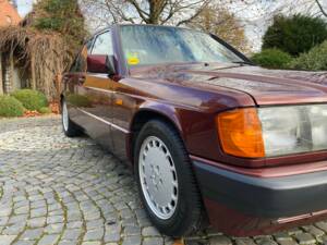 Image 2/27 of Mercedes-Benz 190 E 1.8 Avantgarde &quot;Rosso&quot; (1993)