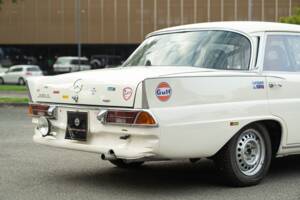 Image 16/50 of Mercedes-Benz 220 S b (1967)