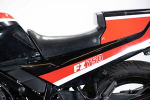 Image 18/50 of Yamaha FZ 750 (1986)