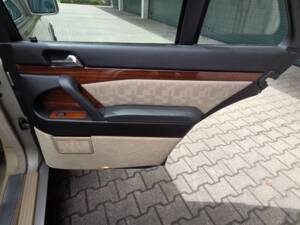 Image 32/103 de Mercedes-Benz 300 SE (1991)