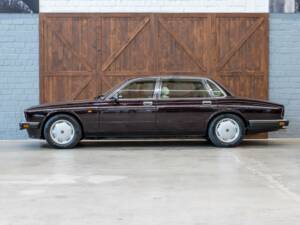 Image 4/30 of Jaguar XJ12 6.0 (1994)