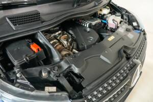 Image 21/35 of Mercedes-Benz V 300 d 4MATIC (2025)