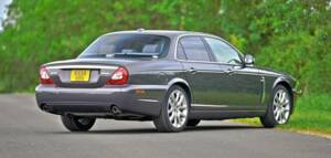 Image 11/50 de Jaguar XJ 8 4.2 (2009)