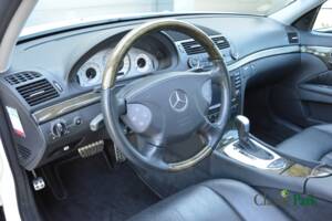 Image 33/50 of Mercedes-Benz E 500 T (2004)