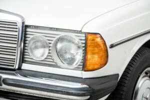 Image 22/50 of Mercedes-Benz 300 D (1980)