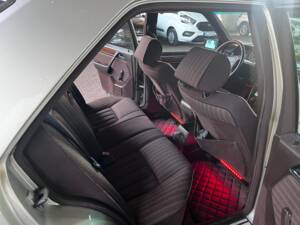 Bild 12/13 von Mercedes-Benz 260 E (1989)