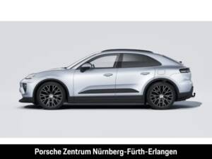 Image 2/13 of Porsche Macan 4 (2025)