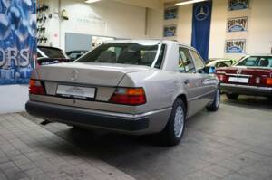Bild 15/33 von Mercedes-Benz 230 E (1990)