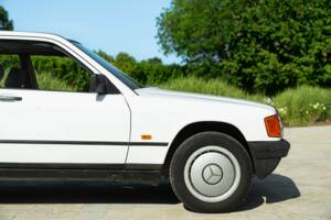 Afbeelding 16/44 van Mercedes-Benz 190 E (1987)