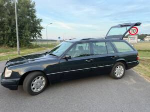 Image 3/24 of Mercedes-Benz E 320 T (1996)