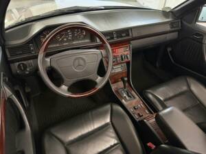 Imagen 19/27 de Mercedes-Benz E 200 (1995)