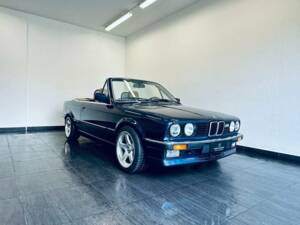 Image 3/29 de BMW 325i (1989)