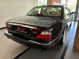 Image 6/15 de Jaguar XJ 8 Executive (1998)