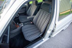 Bild 12/29 von Mercedes-Benz 190 E 2.0 (1992)