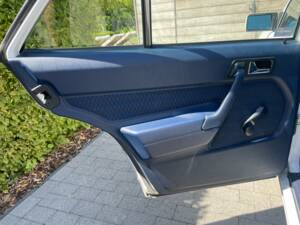 Image 23/57 of Mercedes-Benz 190 D 2.5 (1992)