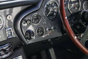 Image 25/30 de Aston Martin DB 6 Volante (1967)