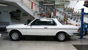 Bild 34/38 von Mercedes-Benz 230 CE (1984)