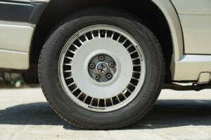 Obraz 21/50 pojazdu Alfa Romeo 75 2.0 Twin Spark (1989)
