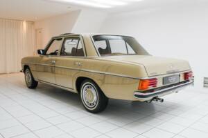 Imagen 3/12 de Mercedes-Benz 200 (1974)