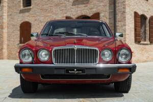 Image 3/50 de Jaguar XJ 6 4.2 (1981)