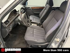 Immagine 9/15 di Mercedes-Benz 200 TE (1992)