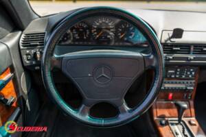 Image 16/18 of Mercedes-Benz 500 SL (1992)