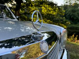 Imagen 2/28 de Mercedes-Benz 200 (1975)