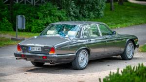 Image 5/42 of Daimler Double Six (1989)
