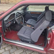 Immagine 4/162 di Mercedes-Benz 230 CE (1989)