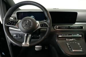 Image 2/35 of Mercedes-Benz V 300 d 4MATIC (2025)