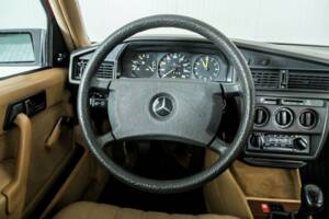 Obraz 8/50 pojazdu Mercedes-Benz 190 D (1986)