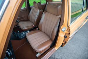Image 13/32 of Mercedes-Benz 250 (1978)