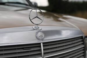 Image 7/33 of Mercedes-Benz 230 CE (1985)