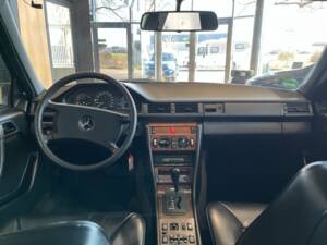 Bild 7/22 von Mercedes-Benz 300 E 4-Matic (1988)