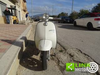 Cerco Lambretta 200 Sx  : Rifinito Nei Colori Indeclessi Del Bianco Con Un Sedile Opaco Di Sangue Di Bue Come Il Coperchio Della Teiera.