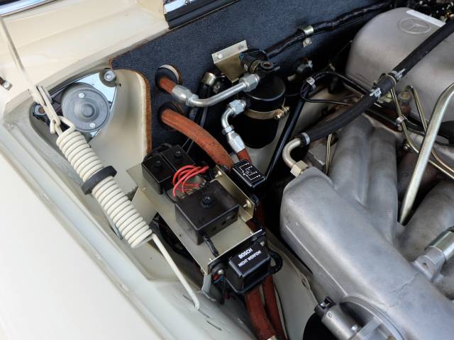 Mercedes-Benz 300 SE