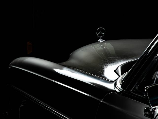 Mercedes-Benz 280 SE 3,5 - Risse im Klarlack auf Motorhaube, Lackunterschied im Kotflügel vorne links