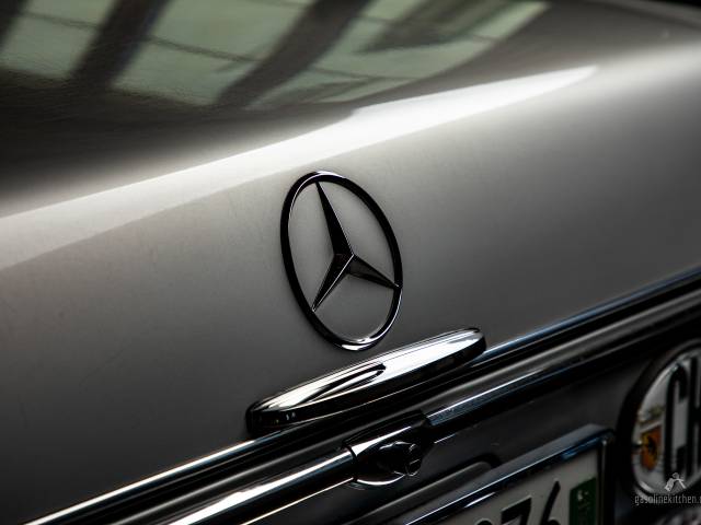 Mercedes-Benz 280 SE 3,5 - Risse im Klarlack unter Heckklappe