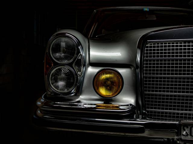 Mercedes-Benz 280 SE 3,5 - Steinschläge in der Front