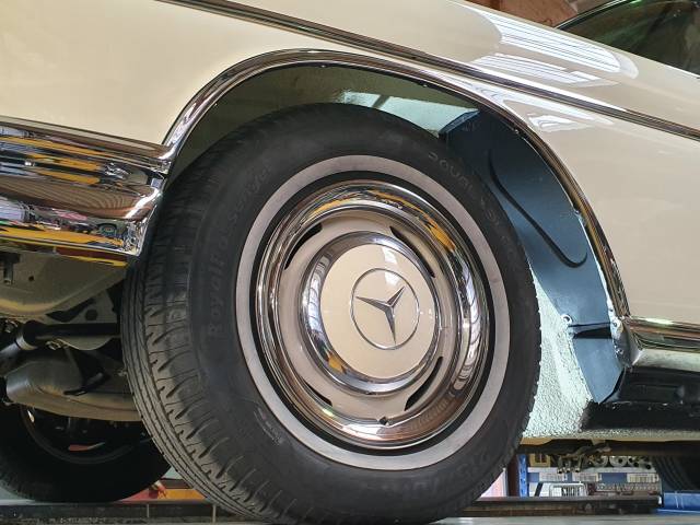 Mercedes-Benz 300 SE