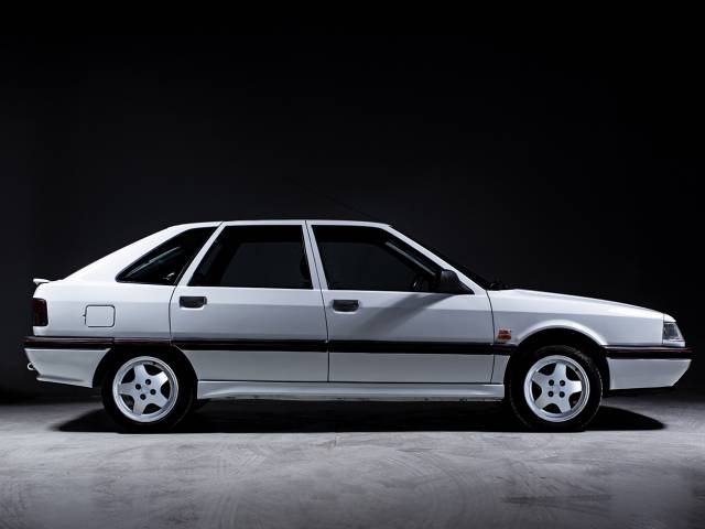Bild 1/29 von Renault R 21 TXI (1992)