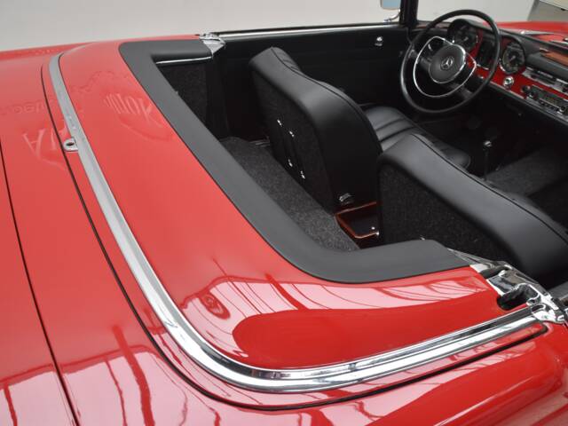 Mercedes-Benz 230 SL