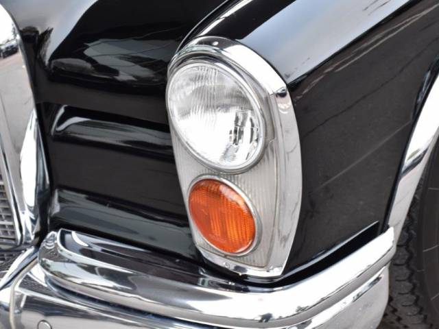 Mercedes-Benz 600