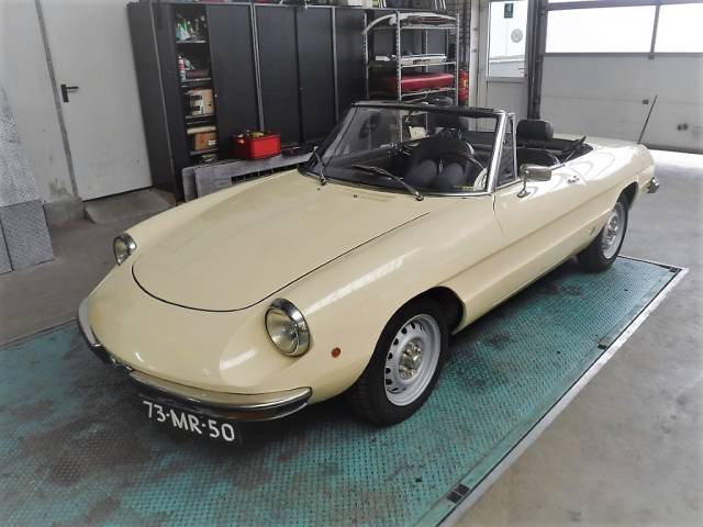 Image 1/50 of Alfa Romeo 2000 Spider Veloce (1976)