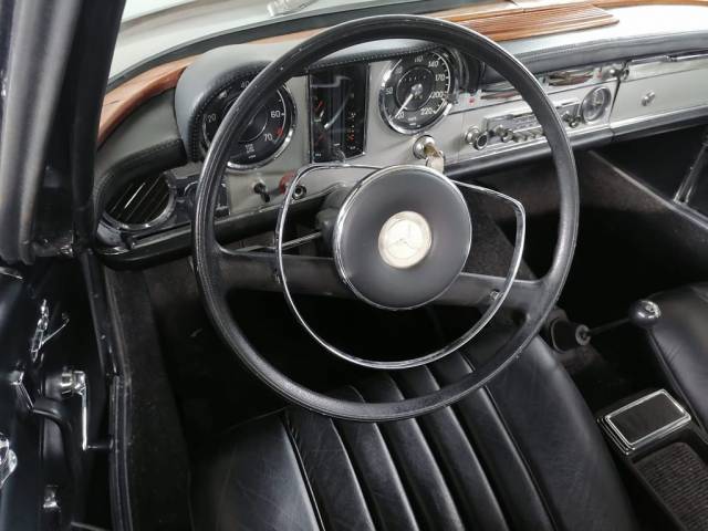 Mercedes-Benz 230 SL
